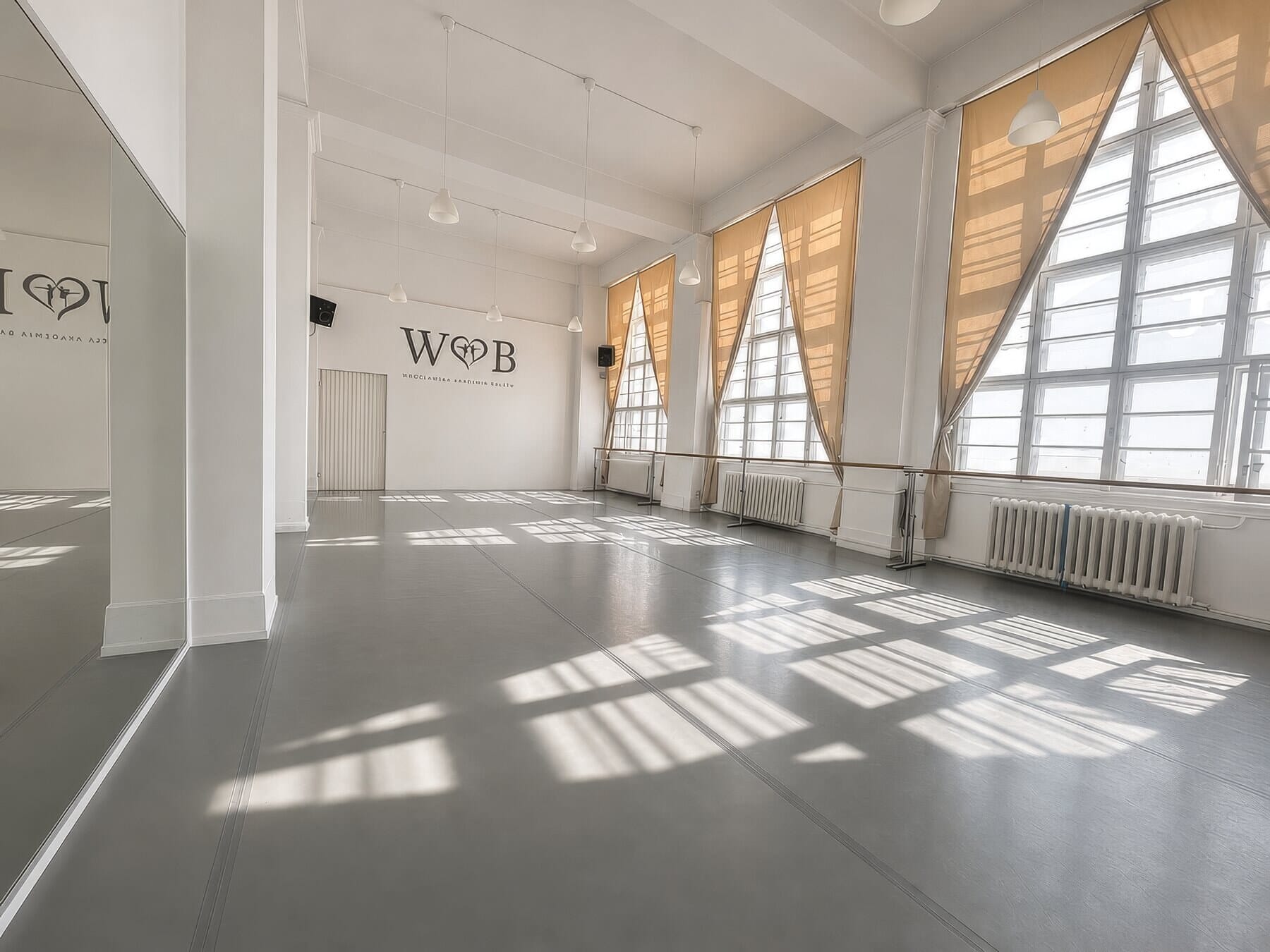 Studio 1 White Swan — wysokie okna fabryczne i drążki baletowe