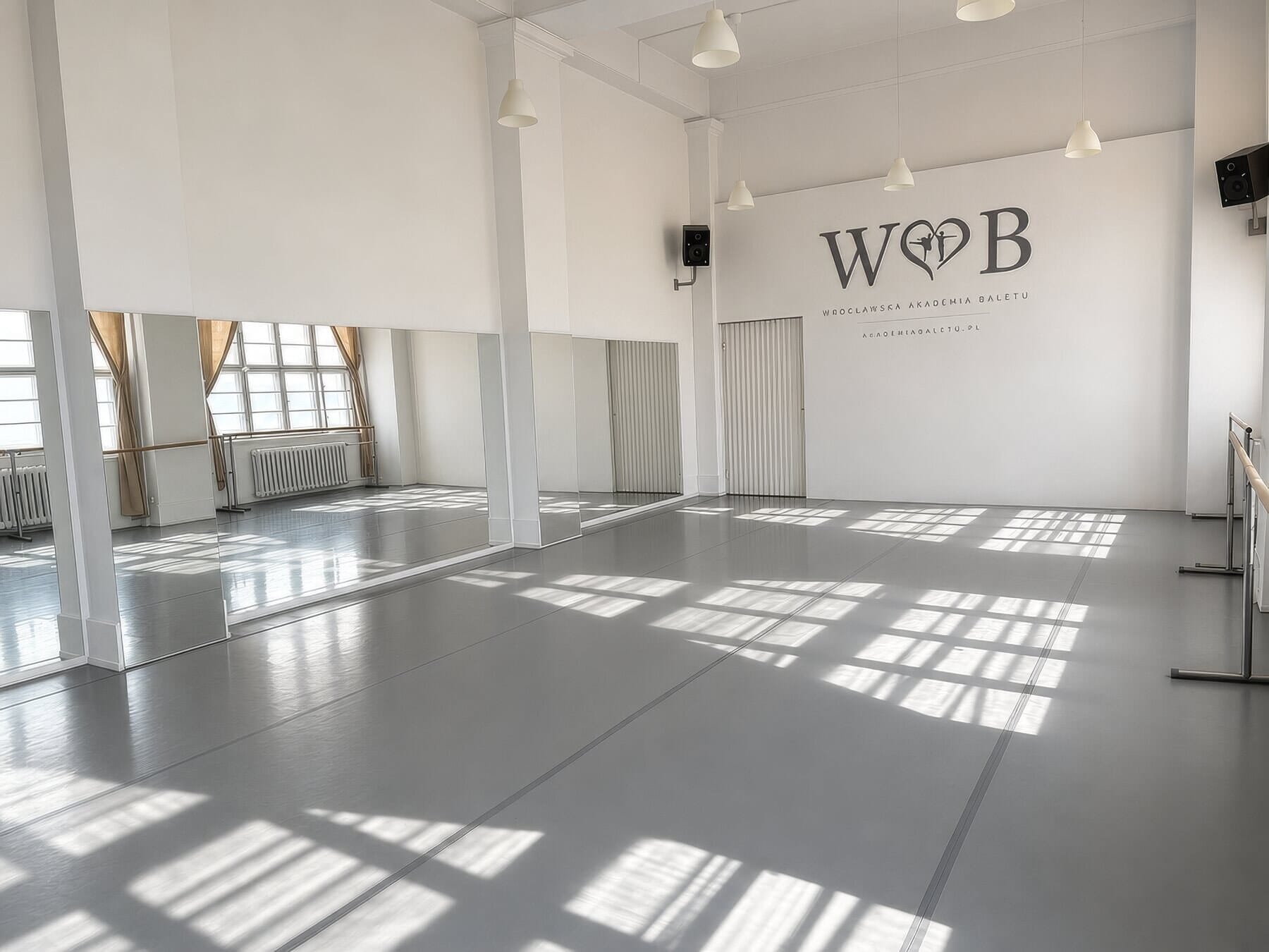 Studio 1 White Swan — sala baletowa z lustrami i logo akademii na ścianie