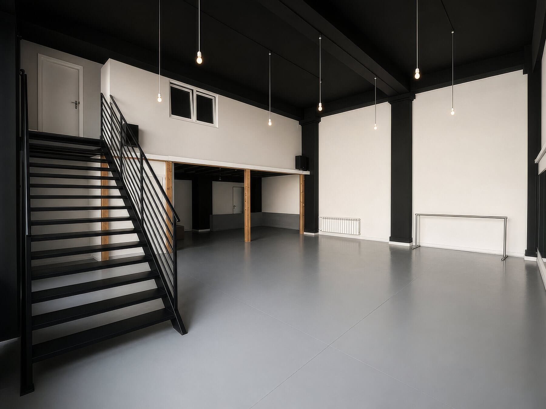 Studio 2 Black Swan — loftowa przestrzeń z antresolą i stalowymi schodami
