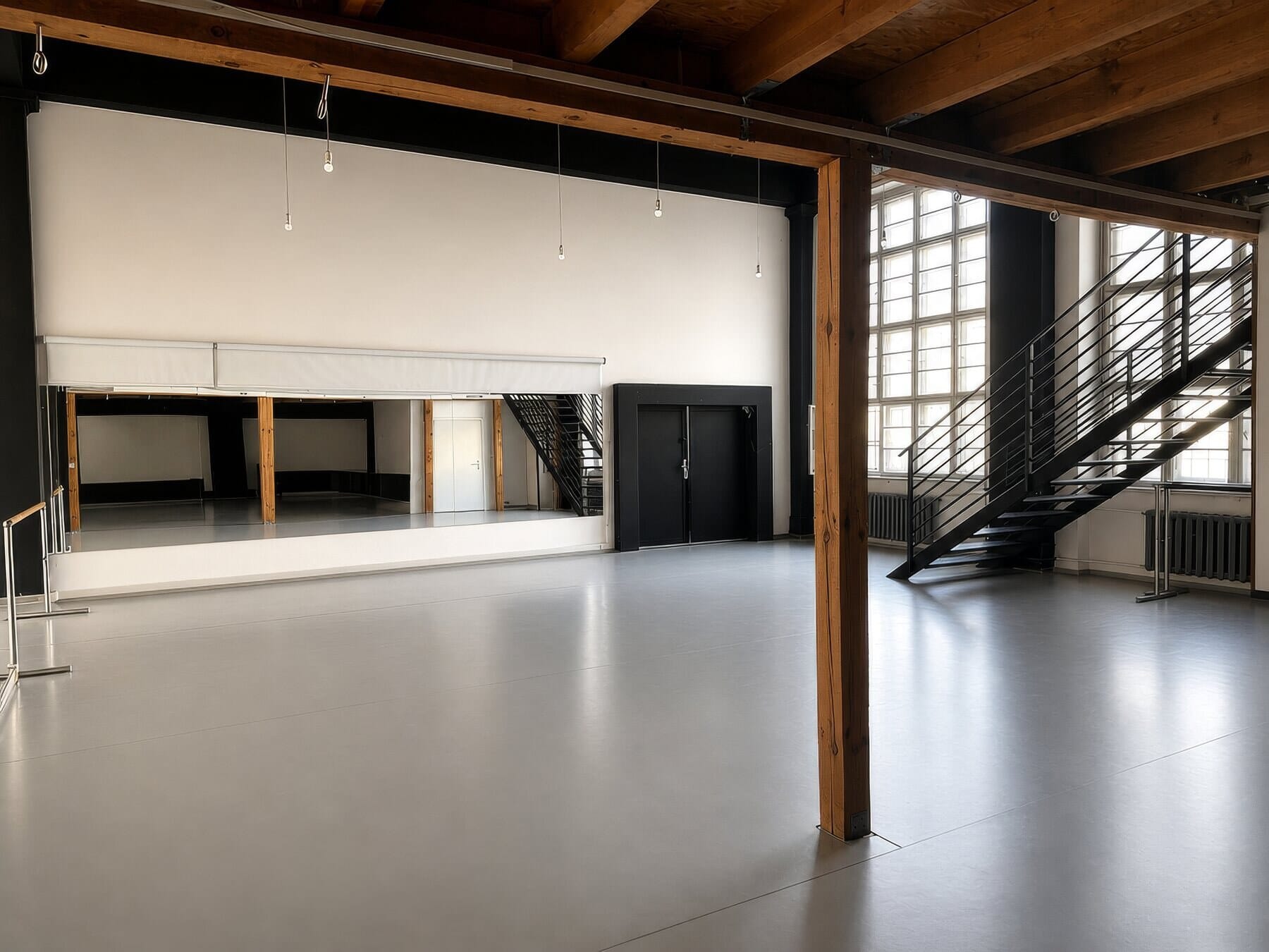 Studio 2 Black Swan — duża sala baletowa z lustrami i drewnianymi belkami